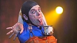 El contorsionista Sr. Burton protagoniza uno de los números más espectaculares de la nueva producción del Circo de los Horrores. :: JAVIER COTERA/