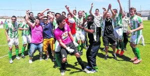Los jugadores celebran el ascenso. en el campo al acabar el partido./ Foto: Daniel Pedriza./