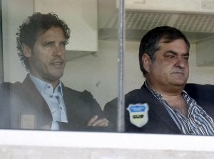 Jimmy Álvarez y Manolo Saiz acudieron juntos a presenciar el partido entre el Racing B y la Cultural en los Campos de Sport. :: LUIS PALOMEQUE/