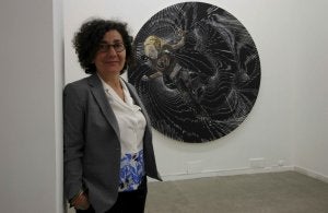 Victoria Civera, ayer en la galería Juan Silió, ante una de sus obras expuestas. ::
DANIEL PEDRIZA/