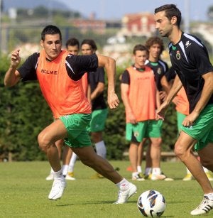 Baltasar Rigo intenta robar el balón a Marcos Gullón, en un entrenamiento del Racing. :: ANDRÉS FERNÁNDEZ/