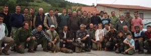 Componentes de la cuadrilla 91, de Molledo, que dirige Daniel García, con los dos jabalíes (uno de ellos de 90 kilos) abatidos el domingo en Montequemao. :: DM/