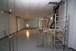 Los operarios realizan los últimos trabajos antes de la apertura de las instalaciones / Foto: G. M.. ::/