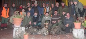 La cuadrilla de Mariano Casares con los tres jabalíes abatidos. ::
PEDRO ÁLVAREZ/