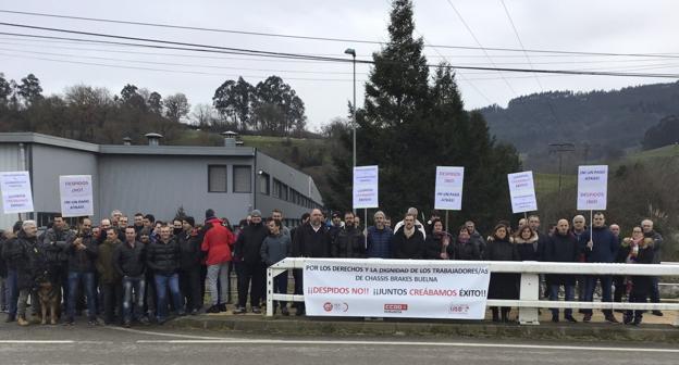 Una de las concentraciones que se llevaron a cabo junto a la factoría. :: nacho cavia/Nacho Cavia
