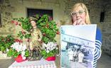 San Roque . La vecina Ádela Alonso posa junto a la talla y una foto de una procesión datada a mediados de los años treinta. daniel pedriza/