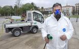 José Ignacio Vallejo, operario de Parques y Jardines, cerca del Centro Botín desinfectando los espacios comunes. roberto ruiz/