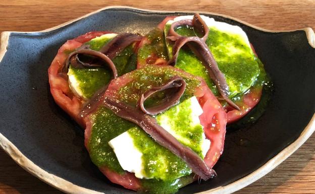 Hoy Preparamos Ensalada De Tomate Con Queso Fresco Anchoas Y Pesto El Diario Montanes