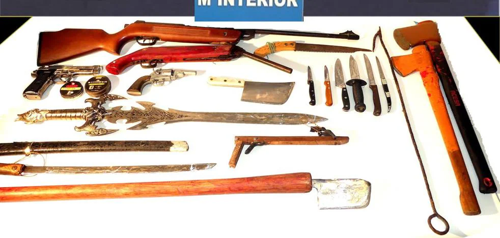 Arrested in Torrelavega a man with an arsenal of weapons who attacked his father with a knife