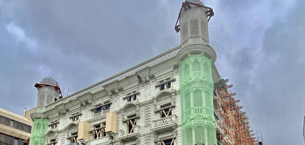 Cuenta atrás para la retirada de los torreones del edificio bancario de Hernán Cortés para su restauración - Vimarsana News