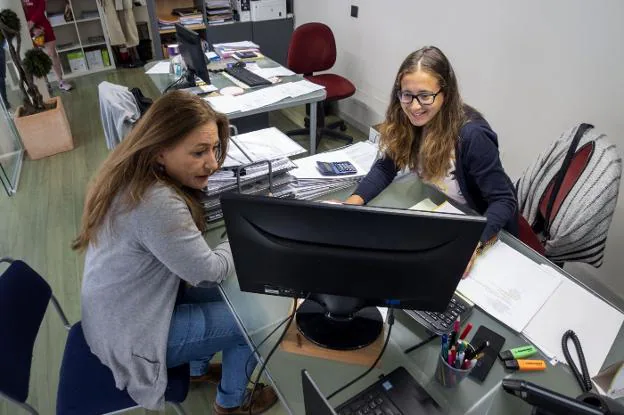 Planes de vacaciones. Consulta de los datos de un viaje en la oficina de Viajes Altamira, en Santander./Daniel Pedriza