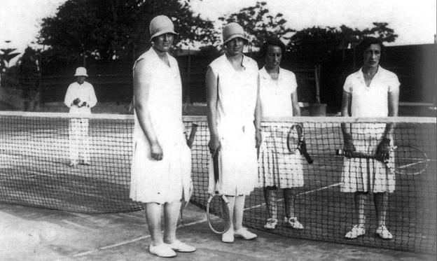 The Infantas de España (with hats), Cristina and Beatriz de Borbón, at the Santander Tennis Club./DM